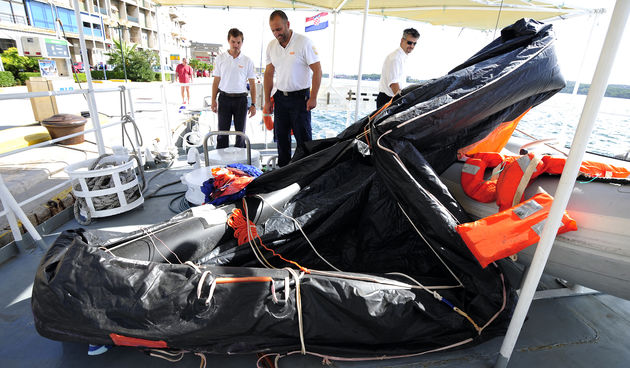 Sibenik ,280910. Posada broda Lucke kapetanije Sibenik spasila je jutros oko 09 sati trojicu ribara koji su plutali u splavi za spasavanje nakon potonuca rb Tremuntana na samoj granici 12 milja od otoka Blitvenica. Na slici splav za spasavanje na krmi bro