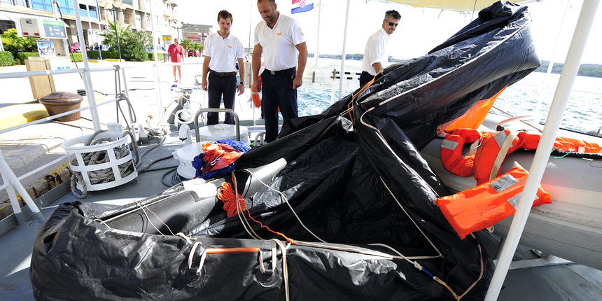 Sibenik ,280910. Posada broda Lucke kapetanije Sibenik spasila je jutros oko 09 sati trojicu ribara koji su plutali u splavi za spasavanje nakon potonuca rb Tremuntana na samoj granici 12 milja od otoka Blitvenica. Na slici splav za spasavanje na krmi bro Sibenik ,280910. Posada broda Lucke kapetanije Sibenik spasila je jutros oko 09 sati trojicu ribara koji su plutali u splavi za spasavanje nakon potonuca rb Tremuntana na samoj granici 12 milja od otoka Blitvenica. Na slici splav za spasavanje na krmi bro