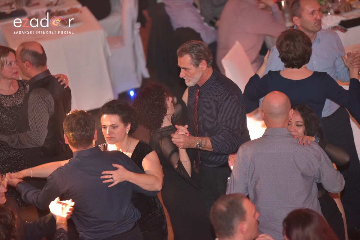 Tisuće Zadrana uživalo na krcatom Narodnom trgu i Tgu Petra Zoranića uz Tomislava Bralića i klapu Intrade Tisuće Zadrana uživalo na krcatom Narodnom trgu i Tgu Petra Zoranića uz Tomislava Bralića i klapu Intrade