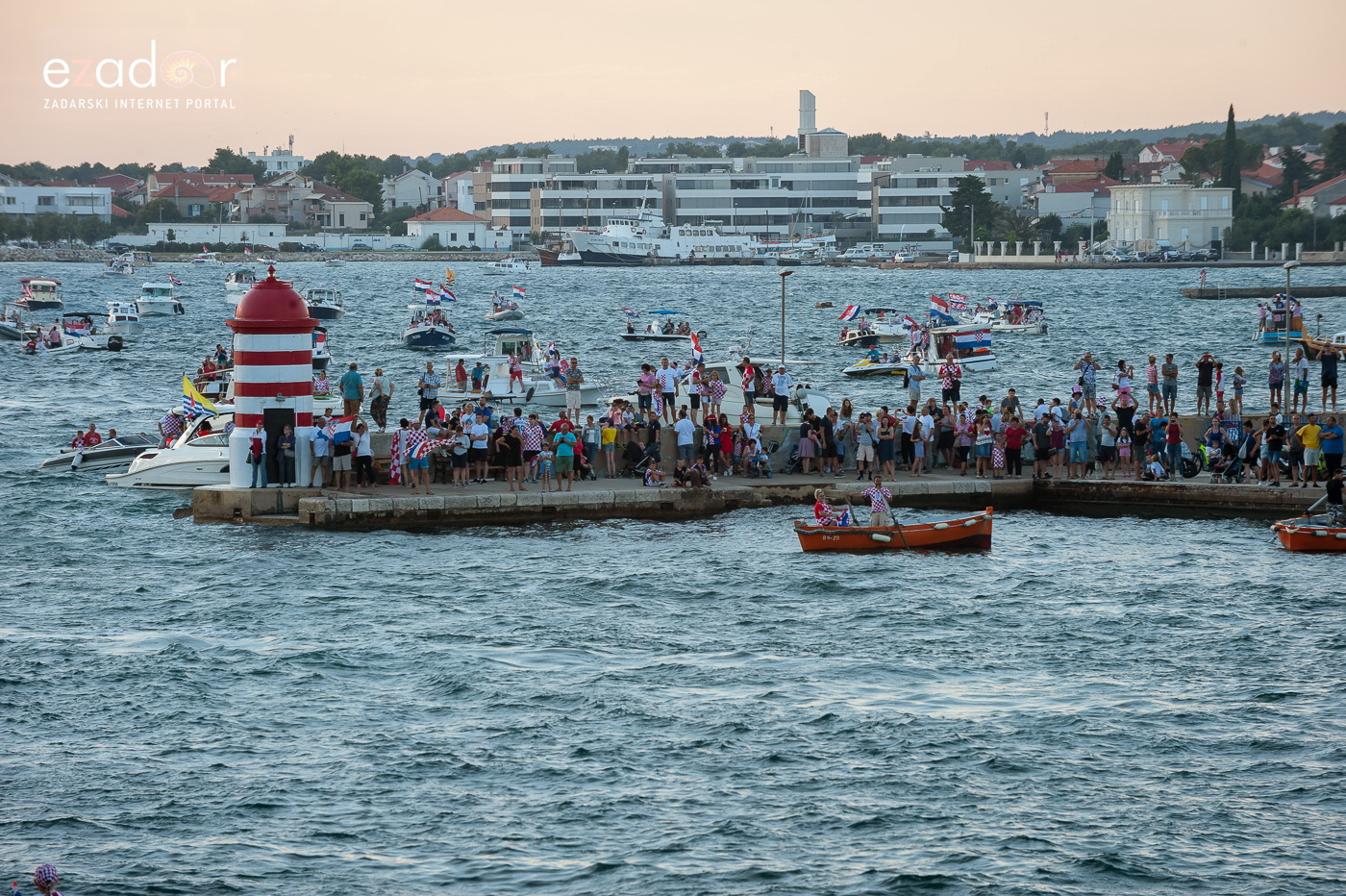 Zadar priredio čudesan doček svojim Vatrenim herojima (1)