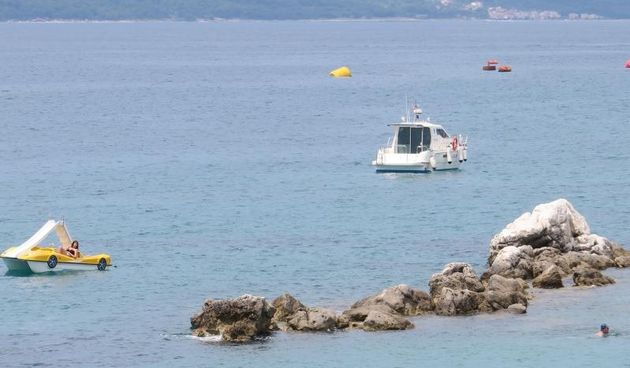 Policija plovilom osigurava mjesto pronalaska bombe 200-tinjak metara od obale kupalista na Bacvicama. Jucer je, na samo sest metara dubine, jedan gradjanin prilikom ronjenja pronasao metalni predmet za koji se pretpostavlja da je zaostala bomba iz Drugog