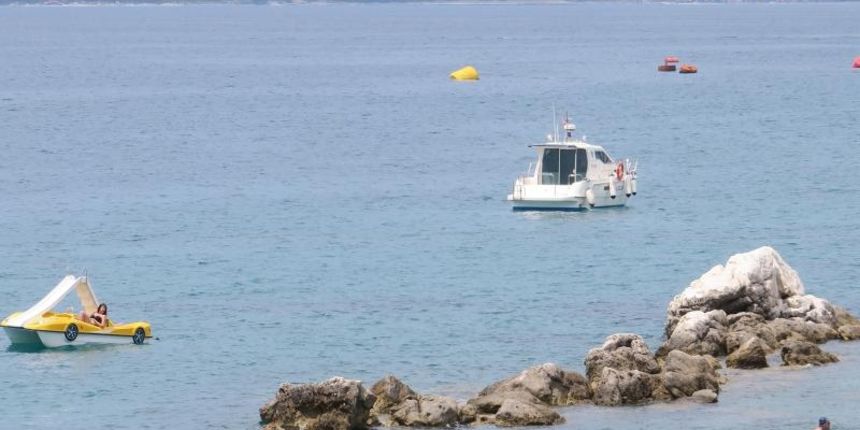 Policija plovilom osigurava mjesto pronalaska bombe 200-tinjak metara od obale kupalista na Bacvicama. Jucer je, na samo sest metara dubine, jedan gradjanin prilikom ronjenja pronasao metalni predmet za koji se pretpostavlja da je zaostala bomba iz Drugog
