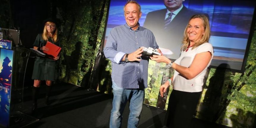 Weekend Media Festival 9. Predavanje: Media Intelligence and Media Markets in the Region. Dodjela nagrade Media Net ? Nagrada za najboljeg i najpopularnijeg novinara koja je pripala Zoranu Sprajcu Photo: Jurica Galoic/PIXSELL Weekend Media Festival 9. Predavanje: Media Intelligence and Media Markets in the Region. Dodjela nagrade Media Net ? Nagrada za najboljeg i najpopularnijeg novinara koja je pripala Zoranu Sprajcu Photo: Jurica Galoic/PIXSELL