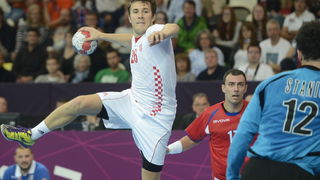 London, 310712.
Dvorana Copper Box.
Hrvatska muska rukometna reprezentacija igra utakmicu 2. kolo u skupini B protiv Srbije tokom Olimpijskih Igra u Londonu.
Na fotografiji: Manuel Strlek daje gol pored golmana Stanica.
Foto: Drago Sopta / CROPIX