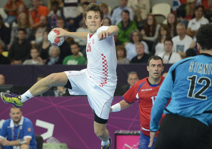 London, 310712.
Dvorana Copper Box.
Hrvatska muska rukometna reprezentacija igra utakmicu 2. kolo u skupini B protiv Srbije tokom Olimpijskih Igra u Londonu.
Na fotografiji: Manuel Strlek daje gol pored golmana Stanica.
Foto: Drago Sopta / CROPIX
