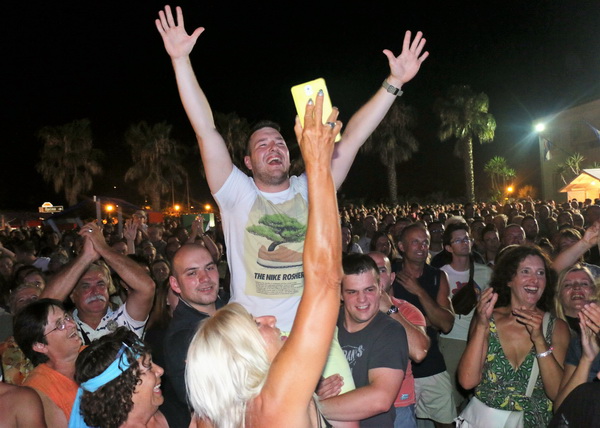 Virsko ljeto 2016: Tomislav Bralić i klapa Intrade oduševili 12 tisuća obožavatelja na virskoj rivi Virsko ljeto 2016: Tomislav Bralić i klapa Intrade oduševili 12 tisuća obožavatelja na virskoj rivi