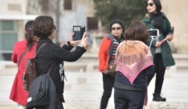 Zadar – Turisti u razgledavanju grada. Photo: Dino Stanin/PIXSELL Autor  Dino Stanin/PIXSELL Ključne riječi  odmor, mobitel, riva, turisti, suncanje, fotografiranje, razgledavanje grada