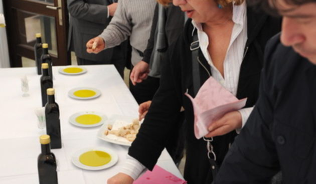 Biograd, 260310.U Hotelu Adriatic u Biogradu svecano je otvorena 12. po redu manifestacija  “Nocnjak 2010”, medjunarodna manifestacija maslinara, uljara i sirara.Na fotografiji: Olio bar mjesto gdje su se mogla isprobati ovogodisnja nagradjena ulja.Fot