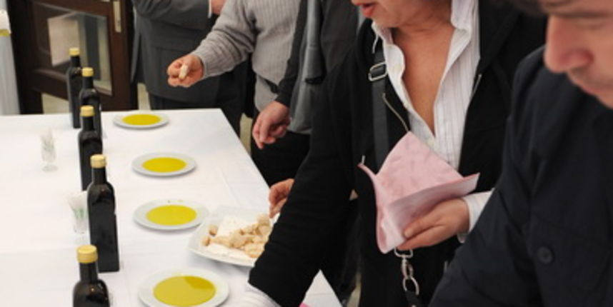 Biograd, 260310.U Hotelu Adriatic u Biogradu svecano je otvorena 12. po redu manifestacija  “Nocnjak 2010”, medjunarodna manifestacija maslinara, uljara i sirara.Na fotografiji: Olio bar mjesto gdje su se mogla isprobati ovogodisnja nagradjena ulja.Fot