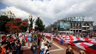 U Fun zoni u Kalinjingradu hrvatski navijači razvili 96-metarsku zastavu