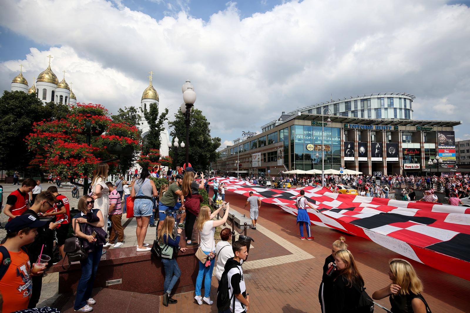 U Fun zoni u Kalinjingradu hrvatski navijači razvili 96-metarsku zastavu