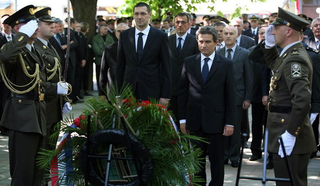 Okucani,010512.
U Okucanima je obiljezena 17.obljetnica vojno redarstvene akcije Bljesak.Vjence su polozili visoki hrvatski duznosnici izmedju ostalih Boris Sprem predsjednik Sabora,Ante Kotromanovic mionistar Obrane te predstavnici policije.
Na slici: Bo