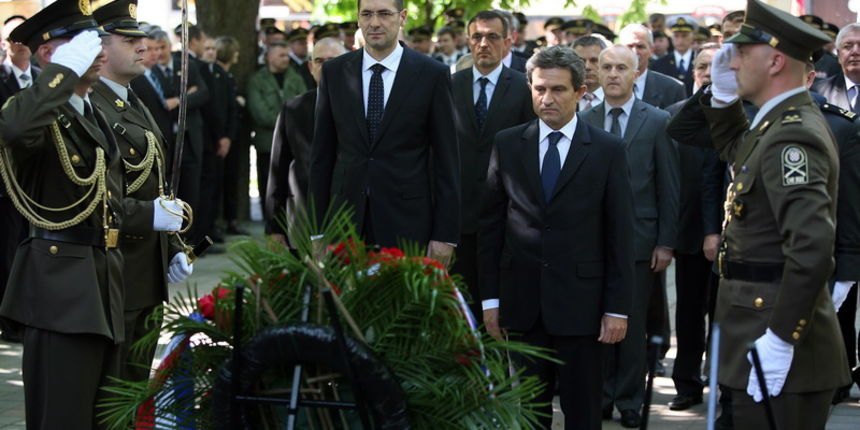 Okucani,010512.
U Okucanima je obiljezena 17.obljetnica vojno redarstvene akcije Bljesak.Vjence su polozili visoki hrvatski duznosnici izmedju ostalih Boris Sprem predsjednik Sabora,Ante Kotromanovic mionistar Obrane te predstavnici policije.
Na slici: Bo Okucani,010512.
U Okucanima je obiljezena 17.obljetnica vojno redarstvene akcije Bljesak.Vjence su polozili visoki hrvatski duznosnici izmedju ostalih Boris Sprem predsjednik Sabora,Ante Kotromanovic mionistar Obrane te predstavnici policije.
Na slici: Bo