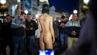 Performerica Milo Moire gola predvodila okupljenu publiku do nove zgrade