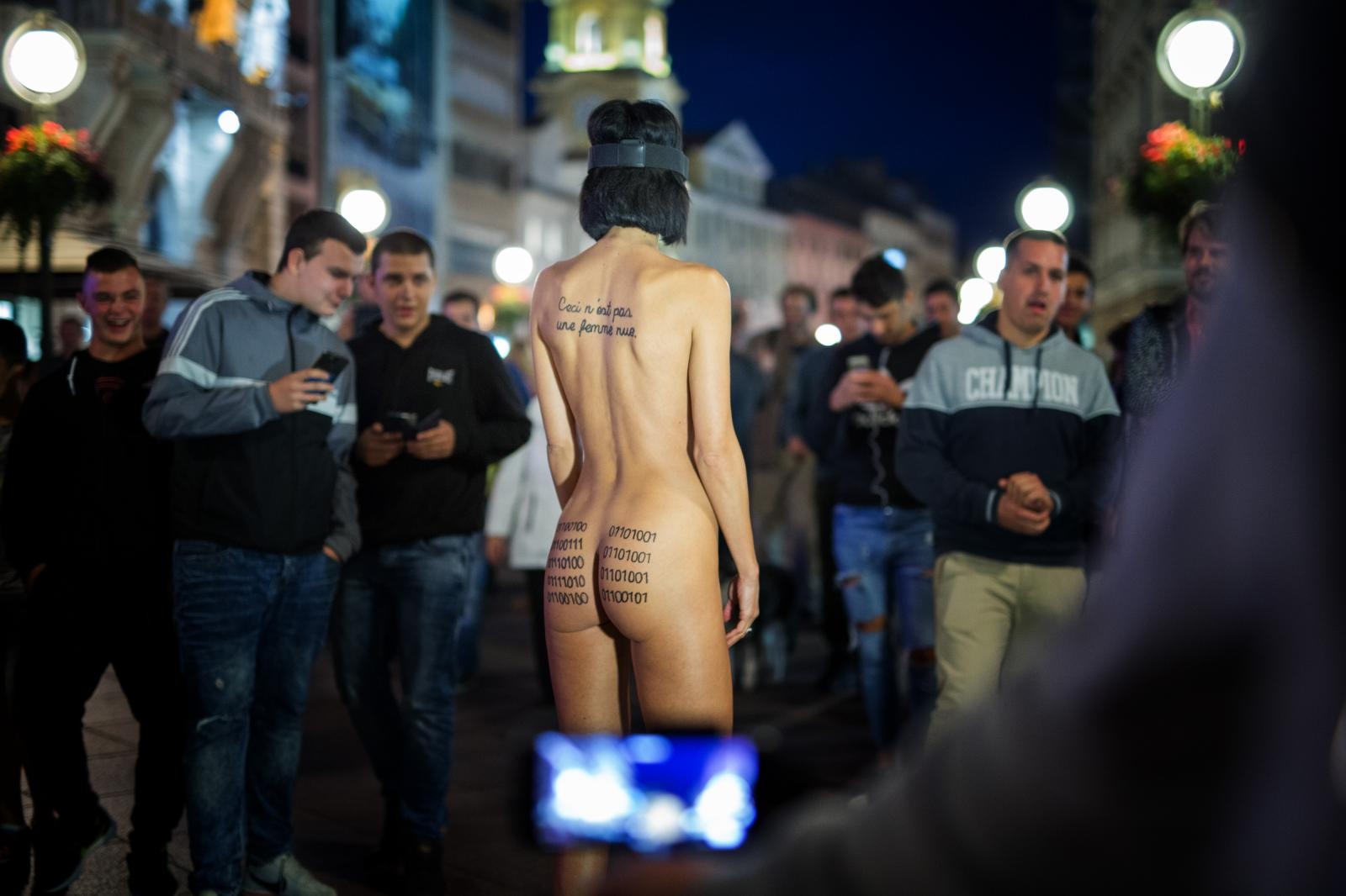 Performerica Milo Moire gola predvodila okupljenu publiku do nove zgrade