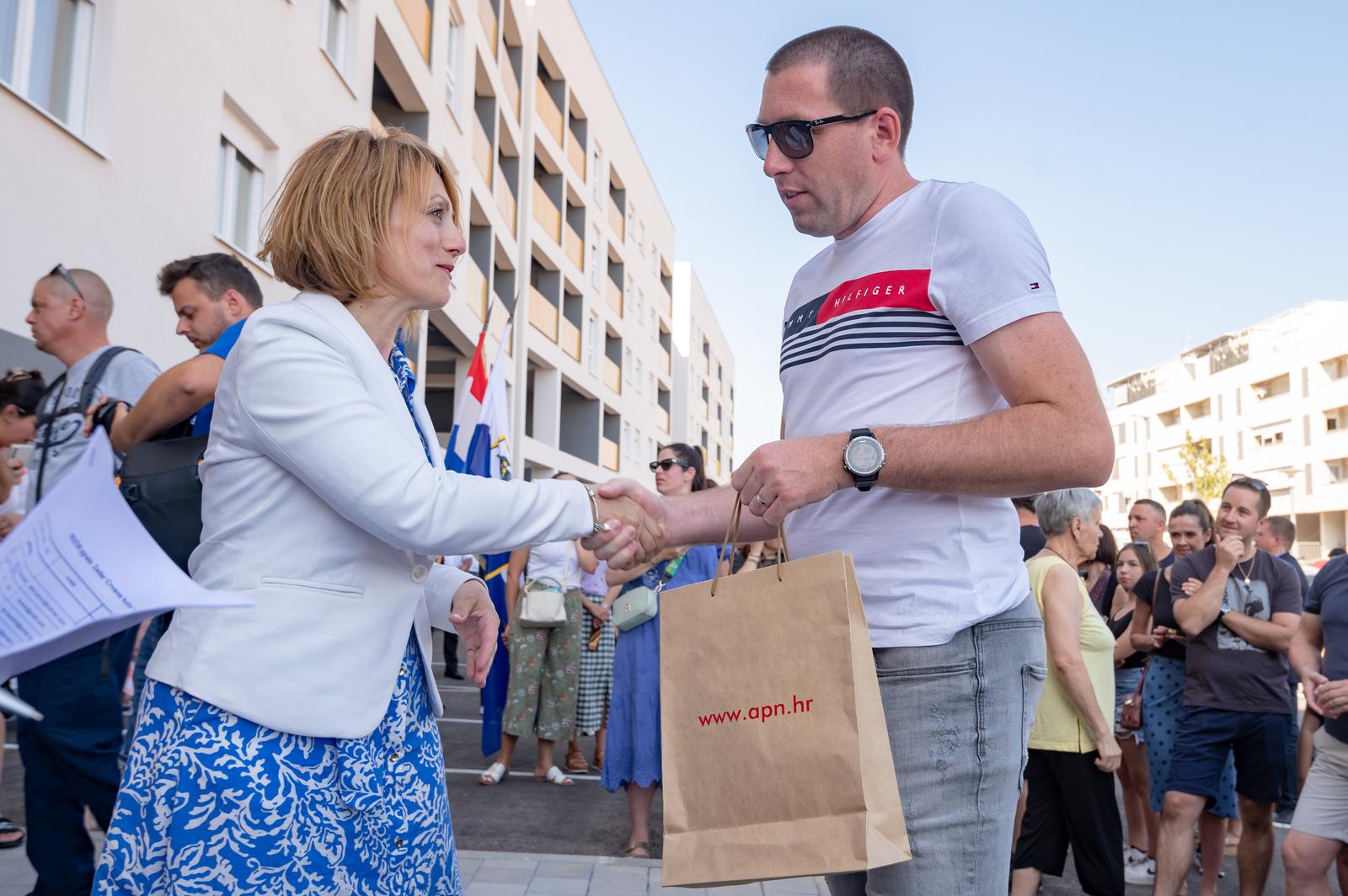 Premijer Plenković sudjelovao na svečanosti primopredaje ključeva POS-ovih stanova Premijer Plenković sudjelovao na svečanosti primopredaje ključeva POS-ovih stanova