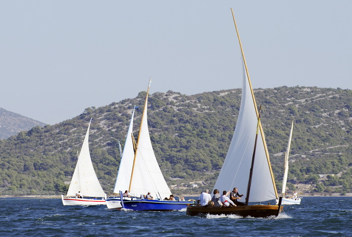 Murter, 021011.
U Murteru odrzana tradicionalna regata brodica ” Latinsko idro” gdje je sudjelovalo sedamdesetak posada.
Na slici: regata.
Foto: Jadran Babic / CROPIX Murter, 021011.
U Murteru odrzana tradicionalna regata brodica ” Latinsko idro” gdje je sudjelovalo sedamdesetak posada.
Na slici: regata.
Foto: Jadran Babic / CROPIX