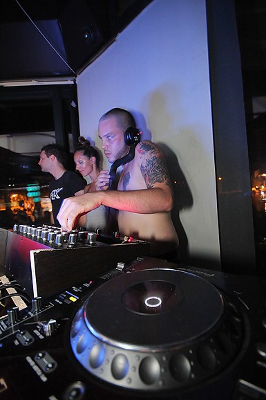 Brandon Morales u Maraschino baru (foto:Saša Čuka) Brandon Morales u Maraschino baru (foto:Saša Čuka)