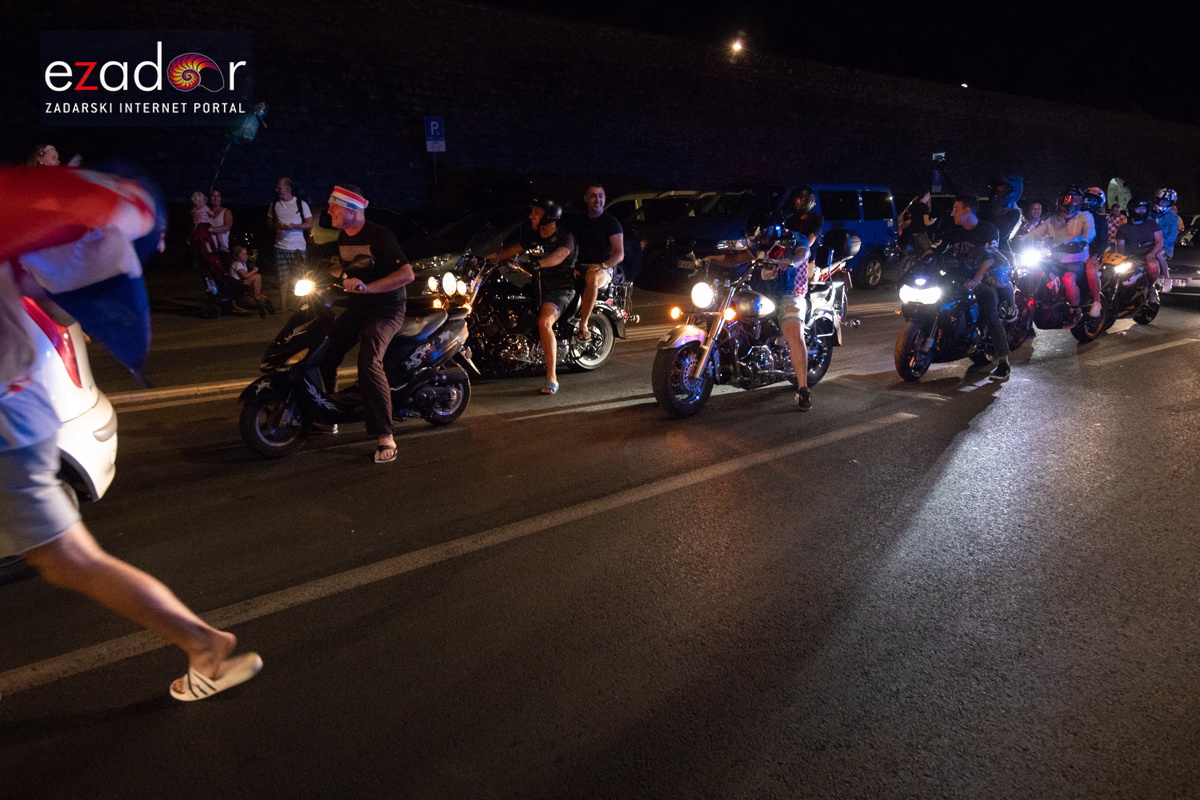 Čudesna noć: Velika fešta ulicama Zadra nakon plasmana Vatrenih u finale SP Čudesna noć: Velika fešta ulicama Zadra nakon plasmana Vatrenih u finale SP
