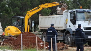 Vir, 060513.
Ministarstvo graditeljstva nastavilo je akciju uklanjanja bespravno sagradjenih objekata na otoku Viru. Danas su u uvali Srpljica rusena tri prizemna objekta i gusterna za vodu, a u narednim danima ce se ukloniti jos sest objekata.
Na fotogra