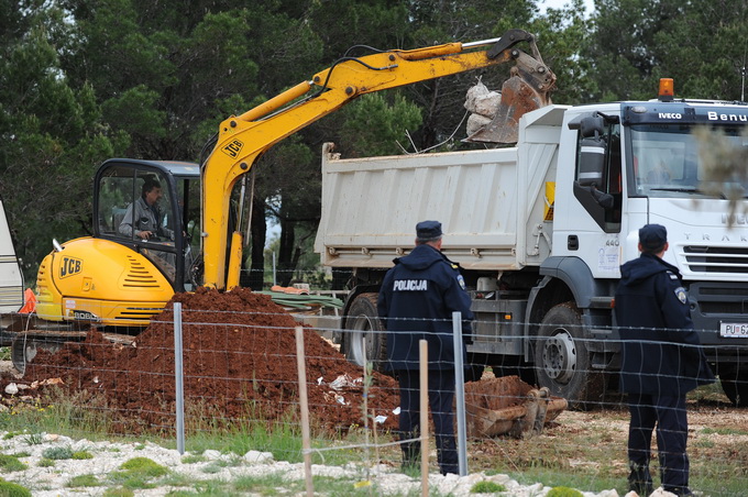 Vir, 060513.
Ministarstvo graditeljstva nastavilo je akciju uklanjanja bespravno sagradjenih objekata na otoku Viru. Danas su u uvali Srpljica rusena tri prizemna objekta i gusterna za vodu, a u narednim danima ce se ukloniti jos sest objekata.
Na fotogra
