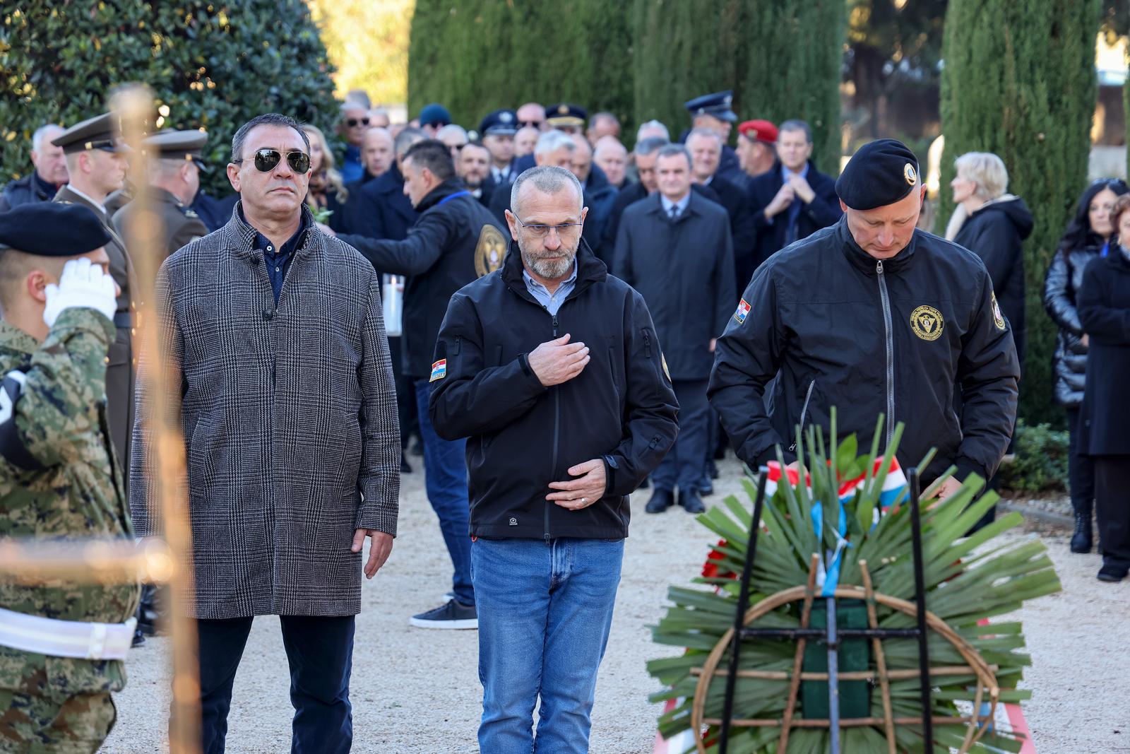 Na Gradskom groblju položeni vijenci povodom obilježavanja 33. obljetnice 72. bojne Vojne policije Na Gradskom groblju položeni vijenci povodom obilježavanja 33. obljetnice 72. bojne Vojne policije