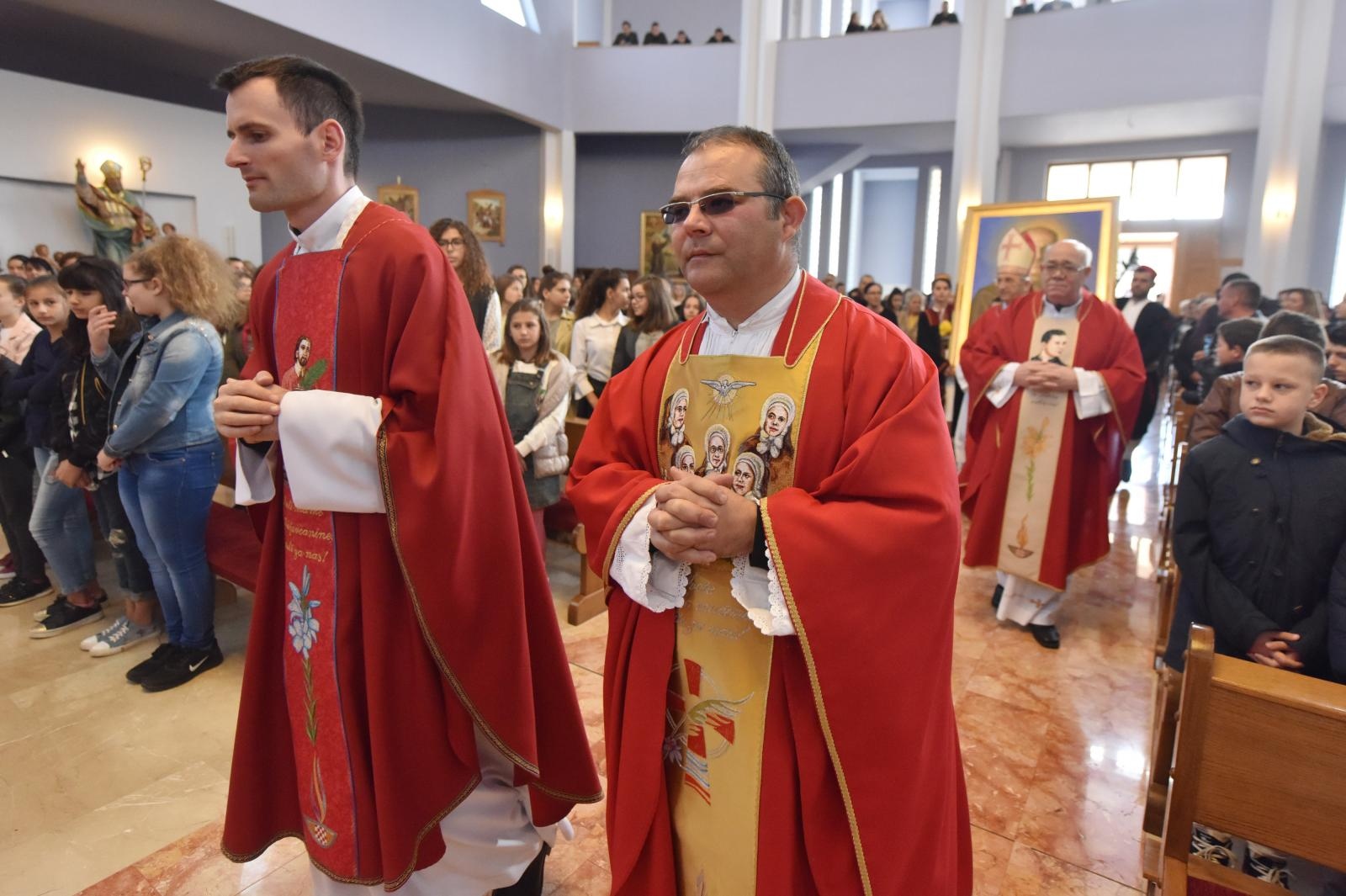 Zadarski nadbiskup Puljić predvodio svetu misu u Kistanjama povodom obilježavanja obljetnice proglašenja blaženim Serafina Kodića Zadarski nadbiskup Puljić predvodio svetu misu u Kistanjama povodom obilježavanja obljetnice proglašenja blaženim Serafina Kodića