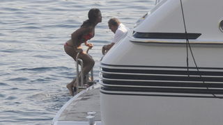 Dubrovnik, 180809.
Jedna od najpopularnijih svjetskih pjevacica Beyonce Knowles u pratnji supruga, americkog repera i producenta Jay-Z-a odmara se na luksuznoj jahti Va bene usidrenoj ispred dubrovackog hotela Argentina.
Na fotografiji: Beyonce na jahti V Dubrovnik, 180809.
Jedna od najpopularnijih svjetskih pjevacica Beyonce Knowles u pratnji supruga, americkog repera i producenta Jay-Z-a odmara se na luksuznoj jahti Va bene usidrenoj ispred dubrovackog hotela Argentina.
Na fotografiji: Beyonce na jahti V