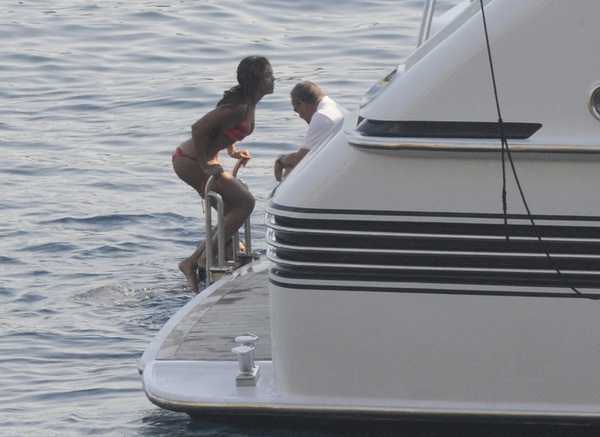 Dubrovnik, 180809.
Jedna od najpopularnijih svjetskih pjevacica Beyonce Knowles u pratnji supruga, americkog repera i producenta Jay-Z-a odmara se na luksuznoj jahti Va bene usidrenoj ispred dubrovackog hotela Argentina.
Na fotografiji: Beyonce na jahti V Dubrovnik, 180809.
Jedna od najpopularnijih svjetskih pjevacica Beyonce Knowles u pratnji supruga, americkog repera i producenta Jay-Z-a odmara se na luksuznoj jahti Va bene usidrenoj ispred dubrovackog hotela Argentina.
Na fotografiji: Beyonce na jahti V