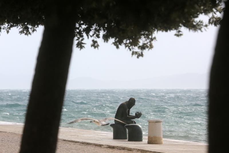 Zadar: Surferi uživaju u valovima koje je prouzročilo snažno jugo, Photo: Filip Brala/PIXSELL
