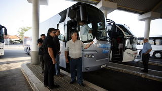 Zadar, 230911.
Hrvatski branitelji danas su krenuli prema Haagu, gdje ce u subotu odrzati mirni prosvjed kako bi uputili poruku Europi i svijetu. Pod motom Pravda je izgubila ravnotezu. Zadarski branitelji krenuli su s autobusnog kolodvora u Zadru u 8 sat