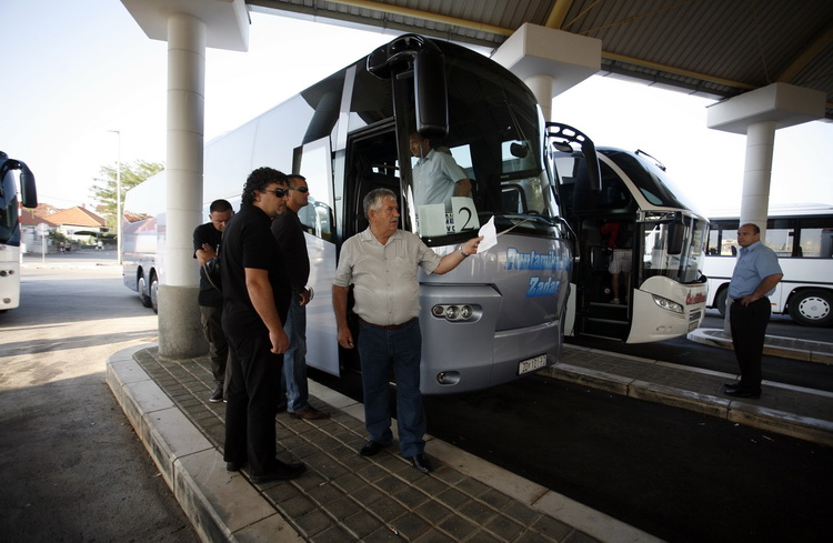 Zadar, 230911.
Hrvatski branitelji danas su krenuli prema Haagu, gdje ce u subotu odrzati mirni prosvjed kako bi uputili poruku Europi i svijetu. Pod motom Pravda je izgubila ravnotezu. Zadarski branitelji krenuli su s autobusnog kolodvora u Zadru u 8 sat