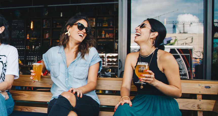 Žene, djevojke, zabava, društvo