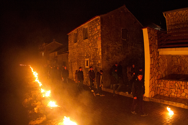 Sinoć je u Bibinjama na jedinstveni način obilježen Velik petak, foto: Leo Banić Sinoć je u Bibinjama na jedinstveni način obilježen Velik petak, foto: Leo Banić
