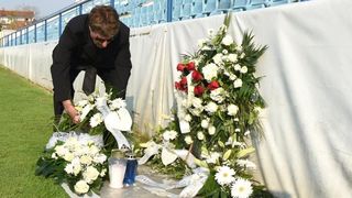 Na stadionu u Stanovima položeni vijenci i zapaljene svijeće za Hrvoja Ćustića Na stadionu u Stanovima položeni vijenci i zapaljene svijeće za Hrvoja Ćustića