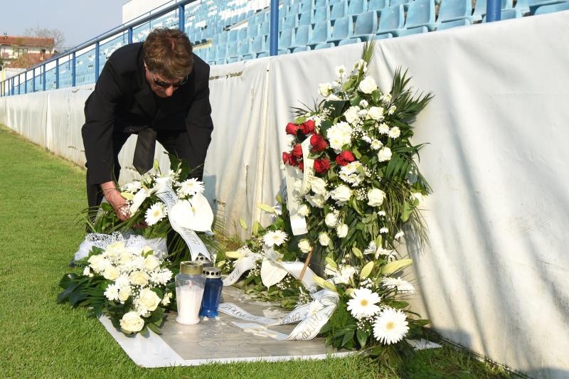 Na stadionu u Stanovima položeni vijenci i zapaljene svijeće za Hrvoja Ćustića Na stadionu u Stanovima položeni vijenci i zapaljene svijeće za Hrvoja Ćustića