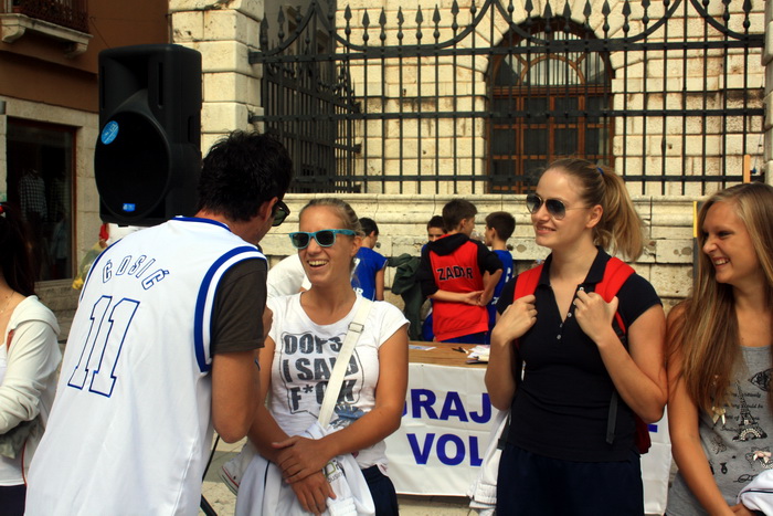 Narodni trg: Predstavljene košarakašice i košarkaši Zadra. foto: Mladen Malik