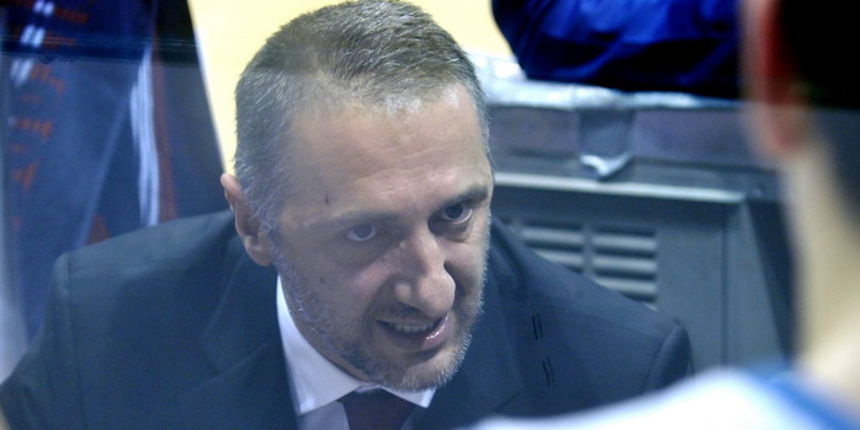 Zagreb, 041210.
Kosarka, Cibona – Zadar, KC Drazen Petrovic.
Na fotografiji: Zdravko Radulovic, trener Cibone.
Foto: Bruno Konjevic / CROPIX Zagreb, 041210.
Kosarka, Cibona – Zadar, KC Drazen Petrovic.
Na fotografiji: Zdravko Radulovic, trener Cibone.
Foto: Bruno Konjevic / CROPIX