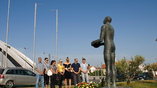 Mladez HDZ-a polozila vijenac na spomenik Kresimira Cosica