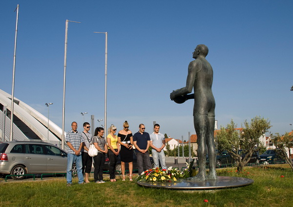 Mladez HDZ-a polozila vijenac na spomenik Kresimira Cosica