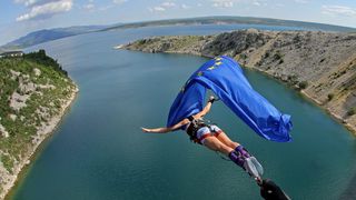 30.06.2013., Zadar – Povodom ulaska Republike Hrvatske u Europsku uniju mladic i djevojka skocili su s Maslenickog mosta sa zastavom Europske unije, dok je mladi Britanac skocio sa hrvatskom zastavom. Photo: Filip Brala/PIXSELL Autor  Filip Brala/PIXSEL