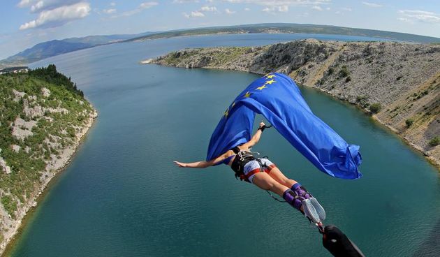 30.06.2013., Zadar – Povodom ulaska Republike Hrvatske u Europsku uniju mladic i djevojka skocili su s Maslenickog mosta sa zastavom Europske unije, dok je mladi Britanac skocio sa hrvatskom zastavom. Photo: Filip Brala/PIXSELL Autor  Filip Brala/PIXSEL