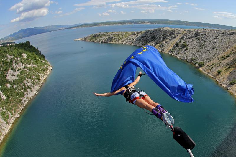 30.06.2013., Zadar – Povodom ulaska Republike Hrvatske u Europsku uniju mladic i djevojka skocili su s Maslenickog mosta sa zastavom Europske unije, dok je mladi Britanac skocio sa hrvatskom zastavom. Photo: Filip Brala/PIXSELL Autor  Filip Brala/PIXSEL