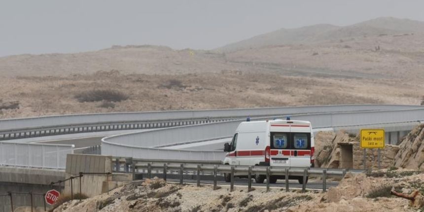 Razanac – Na zadarskom podrucju puse orkanska bura. U prekidu je promet preko Paskog mosta kao i dionica autoceste A1 od sv.Roka do Posedarja. Photo: Dino Stanin/PIXSELL Autor  Dino Stanin/PIXSELL Ključne riječi  promet, valovi, vrijeme, vjetar, bura, Pag