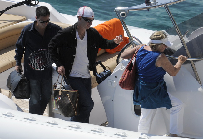 Dubrovnik, 050710.
U Dubrovnik je danas dosao John McEnroe, poznati tenisac koji ce sa Goran Ivanisevicem 08.07.10. odigrati revijalni humanitarni mec za Dubrovacku opcu bolnicu. Mec ce se odigrati na Stradunu ispred Knezeva dvora. John McEnroe stigao je Dubrovnik, 050710.
U Dubrovnik je danas dosao John McEnroe, poznati tenisac koji ce sa Goran Ivanisevicem 08.07.10. odigrati revijalni humanitarni mec za Dubrovacku opcu bolnicu. Mec ce se odigrati na Stradunu ispred Knezeva dvora. John McEnroe stigao je