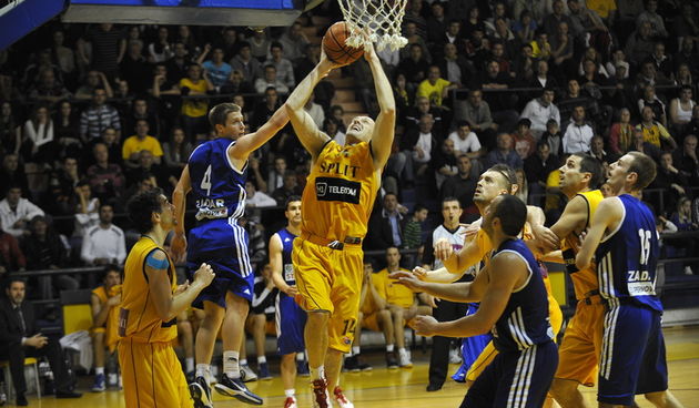 Split, 240312.Dvorana Gripe.Kosarkaska utakmica 2. kola A1 lige za prvaka 2012. Utakmica izmedju KK Split – KK Zadar.Na slici: s loptom Grgurevic, brani Zadnik (br 4).Foto: Nikola Vilic / CROPIX