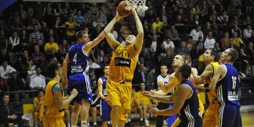 Split, 240312.Dvorana Gripe.Kosarkaska utakmica 2. kola A1 lige za prvaka 2012. Utakmica izmedju KK Split – KK Zadar.Na slici: s loptom Grgurevic, brani Zadnik (br 4).Foto: Nikola Vilic / CROPIX Split, 240312.Dvorana Gripe.Kosarkaska utakmica 2. kola A1 lige za prvaka 2012. Utakmica izmedju KK Split – KK Zadar.Na slici: s loptom Grgurevic, brani Zadnik (br 4).Foto: Nikola Vilic / CROPIX