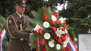 30.09.2013., Zadar – Na Gradskom groblju kod sredisnjeg kriza polozeni su vijenci stradalima u Domovinskom ratu povodom proslave dana obrane grada. Photo: Dino Stanin/PIXSELL Autor  Dino Stanin/PIXSELL KLJUČNE RIJEČI  polaganje vijenaca, obrana grada, o