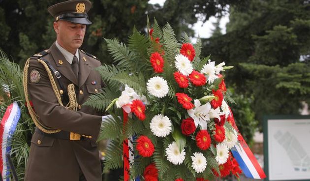 30.09.2013., Zadar – Na Gradskom groblju kod sredisnjeg kriza polozeni su vijenci stradalima u Domovinskom ratu povodom proslave dana obrane grada. Photo: Dino Stanin/PIXSELL Autor  Dino Stanin/PIXSELL KLJUČNE RIJEČI  polaganje vijenaca, obrana grada, o