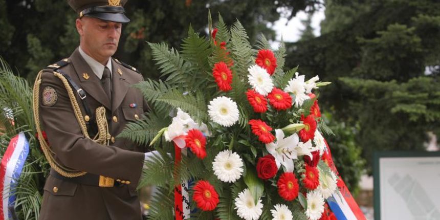 30.09.2013., Zadar – Na Gradskom groblju kod sredisnjeg kriza polozeni su vijenci stradalima u Domovinskom ratu povodom proslave dana obrane grada. Photo: Dino Stanin/PIXSELL Autor Dino Stanin/PIXSELL KLJUČNE RIJEČI polaganje vijenaca, obrana grada, o 30.09.2013., Zadar – Na Gradskom groblju kod sredisnjeg kriza polozeni su vijenci stradalima u Domovinskom ratu povodom proslave dana obrane grada. Photo: Dino Stanin/PIXSELL Autor Dino Stanin/PIXSELL KLJUČNE RIJEČI polaganje vijenaca, obrana grada, o